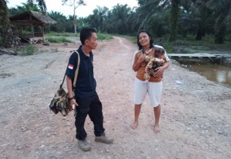 Tiur Boru Marbun saat menceritakan dagangannya laris diserbu pembeli