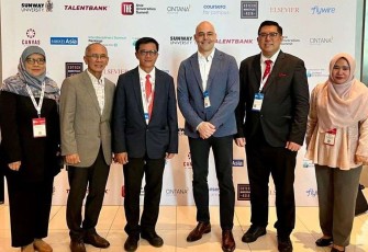 Foto bersama Rektor Universitas Pertamina bersama dengan Dirjen Diktiristek, Prof. Dr. rer. nat. Abdul Haris, M.Sc dan perwakilan dari Univeritas Indonesia serta Universitas Airlangga