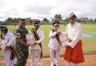 Danrem 121/Abw Brigjen TNI Luqman Arief memberikan piagam penghargaan 