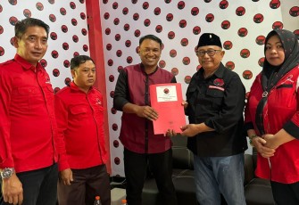 Mewakili Hengki Kurniawan, Salah Satu Sahabat Hengki Kurniawan Saat Menyerahkan Formulir Pendaftaran Bakal Calon Bupati Blitar kepada Ketua DPC PDIP Kabupaten Blitar Rijanto (Foto : Tim Hengki Kurniawan untuk Klikwarta.com)