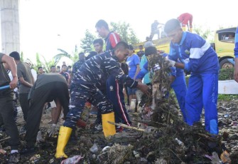 Pembersihan sampah bersama masyarakat 