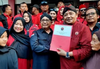 Guntur Wahono Kembalikan Formulir Pendaftaran Bakal Calon Bupati Blitar ke Kantor DPC PDIP Kabupaten Blitar