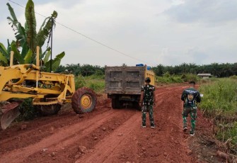 Pelebaran badan jalan dengan penghamparan tanah lokasi TMMD Kodim 0209/LB