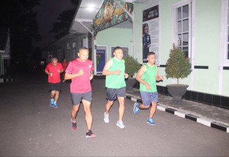 Danmenarmed 2 Kostrad Letkol Arm Siswo Budiarto (merah-red) lari pagi bersama prajuritnya 