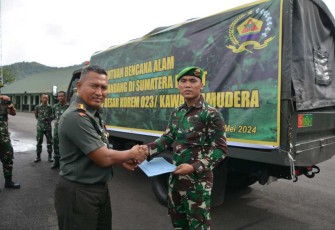 Danrem 023/KS Kolonel Inf Lukman Hakim menyerahkan bantuan untuk korban terdampak banjir bandang di Sumatera Barat 