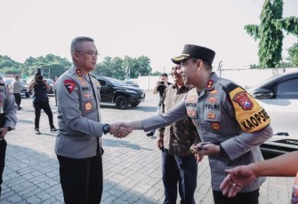 Kapolda Jatim Irjen Pol Imam Sugianto disambut Kapolres Gresik AKBP Aditya Panji Anom