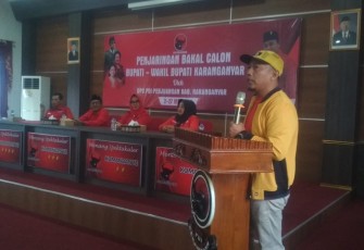 Aan Shopuanudin menyampaikan sambutan saat mendaftarkan diri sebagai Bacawabup untuk Pilkada Karanganyar 2024, di kantor PDIP Karanganyar, Kamis (16/5/2024)