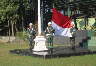 Upacara bendera prajurit Menarmed 2 Kostrad 