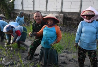 Danrem 081/DSJ Kolonel Inf H. Sugiyono bersama petani saat tanam padi