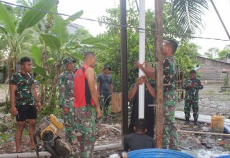 Pemasangan casing pipa sumur bor di dusun 2 desa Selat Beting 