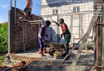 Bantu warga bangun mushalla di wilayah desa binaan 
