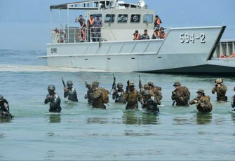 Latihan pertahan pantai