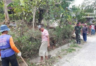 Pembersihan lingkungan di wilayah desa binaan 