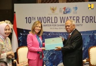 Sekjen WMO PBB Celeste Saulo menerima cenderamata dari Menteri PUPR Basuki di Sofitel Nusa Dua Bali, Minggu (19/5)