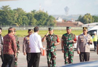 Pangdam IX Udayana Mayjen TNI Bambang Trisnohadi saat menyambut presiden Joko Widodo 