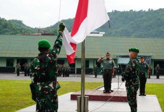 Upacara bendera peringati hari Kebangkitan Nasional di Korem 023/KS, Senin (20/5)