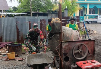 Babinsa Koramil 1710-07/Mapurujaya Bersama Warga Kerja Bakti Bangun Sekolah Taman Kanak-kanak 