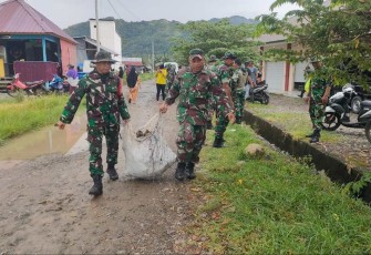 Satgas TMMD ke 120 Kodim 1403/Palopo berjibaku membersihkan sampah di pasar Sentral Bua, Selasa (21/5)