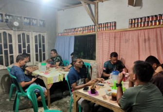 Ngopi cantik di warung warga desa Selat Beting 