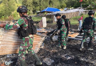 Pembersihan puing-puing pasca pembakaran oleh OPM