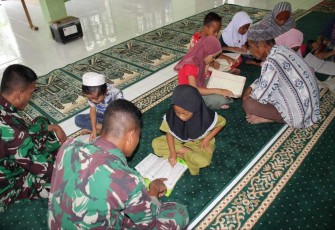 Prada Haikal dan Prada Dedi saat mengajar ngaji anak-anak di Masjid Amaliyah Dusun II Tangkahan Desa Selat Beting