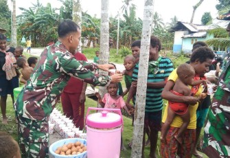Babinsa Koramil 1710-07/Mapurajaya Berikan Makanan Tambahan Kepada Anak-anak di Wilayah Binaan Sekaligus Laksanakan Komsos 
