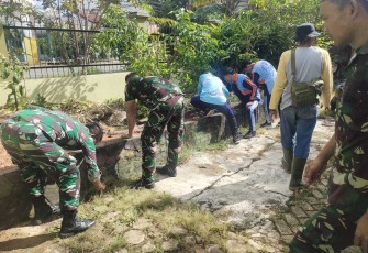Kerja bakti bersihkan lingkungan sekolah