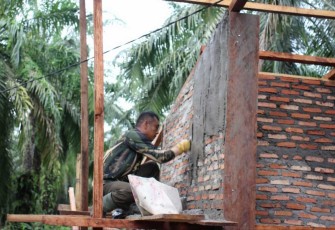 Pengerjaan kamar mandi umum di desa Selat Beting 
