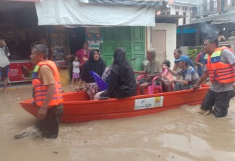 Tim BPBD Kabupaten Cirebon melakukan kaji cepat dan mengevakuasi warga dari banjir yang merendam empat desa di wilayah Kabupaten Cirebon, Jawa Barat, Jumat (24/5)
