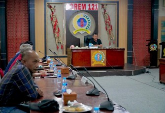 Danrem 121/Abw Brigjen TNI Luqman Arief saat pimpin rapat evaluasi 