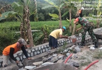 Kerja bakti bangun saluran air di wilayah desa binaan 