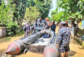 Prajurit Lanal Cirebon bantu evakuasi warga