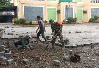 Babinsa Koramil Kuala Kencana Bersama Warga Kerja Bakti Pasang Paving Block Di Halaman Masjid