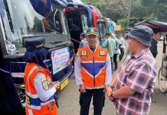 Pengawasan bus pariwisata di lokasi wisata 