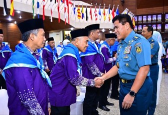 Kasal Laksamana TNI Muhammad Ali saat melepas keberangkatan personelnya melaksanakan ibadah haji di Mabesal Jakarta, Senin (27/5)