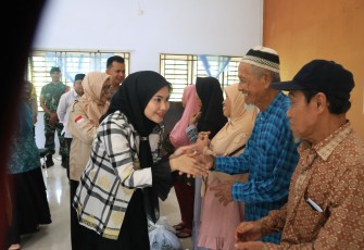Bersama Baznas Ketua TP PKK Bintan Hafizah Kembali Distribusikan Paket Sembako Dhuafa dan Stunting 