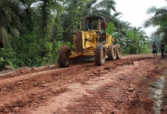 Buldoser peningkatan badan jalan desa Selat Beting 