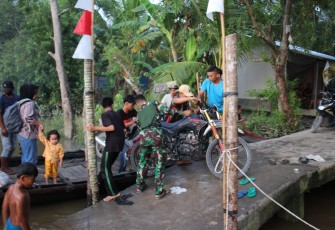 Bantu Warga Menyebrang Dari Tangkahan