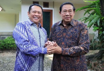 Bambang Soesatyo bersama Susilo Bambang Yudhoyono di Cikeas, Bogor, Selasa (28/5)