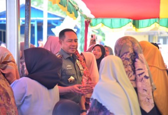 Panglima TNI Bagikan Ribuan Paket Sembako di Tanjungpinang 