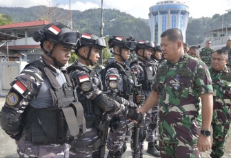 Pangkoarmada III Laksda TNI Hersan bersama prajuritnya di Lantamal X Jayapura, Rabu (29/5)