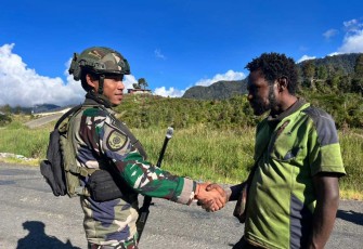 Prajurit Ksatria Condromowo sapa masyarakat sekitar 