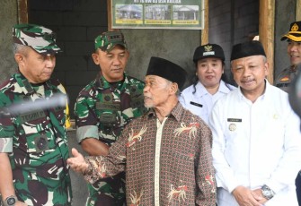 Danrem 081/DSJ Kolonel Inf H. Sugiyono mendampingi tim Wasev TMMD 