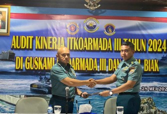 Penyerahan Hasil Audit Kinerja Itkoarmada III di Guskamla Koarmada III