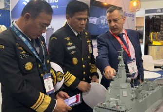 Kasal Laksamana TNI Muhammad Ali saat menerima pemaparan dalam Internasional Combined Naval Event 2024 