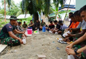 Satgas TMMD makan bersama warga desa Selat Beting 