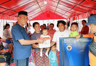 Pendistribusian bantuan logistik dan peralatan kepada para pengungsi terdampak erupsi Gunungapi Ibu di Kabupaten Halmahera Barat, Maluku Utara 