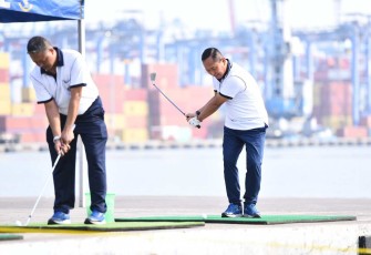 Pangkolinlamil Laksda TNI Hudiarto Krisno Utomo saat mengayuh tongkat golf