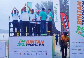 Bupati Bintan dan FKPD Lepas Start Bintan Triathlon 2024 