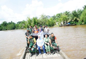 Menyebrangi sungai menuju lokasi TMMD ke-120 Kodim 0209/LB desa Selat Beting 